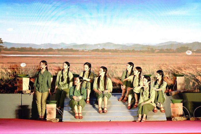 Một hình ảnh trong vở kịch hát "Khoảng trời con gái". Ảnh: TĐ.