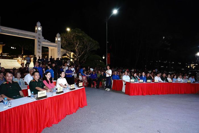 Đại biểu và đông đảo người dân tham gia chương trình. Ảnh: TĐ.