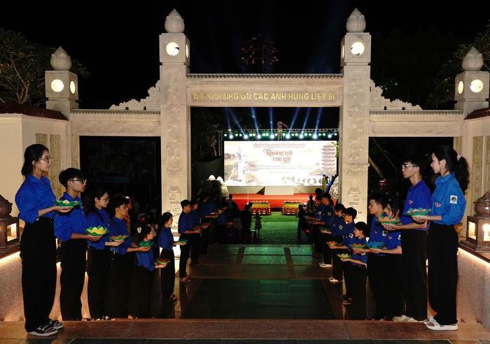 Tuổi trẻ thành kính thắp nến tri ân 10 cô gái Ngã ba Đồng Lộc. Ảnh: TĐ.