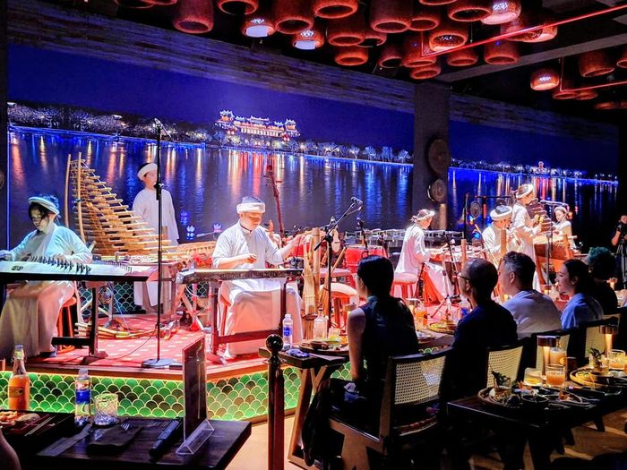 Du khách trong và ngoài nước ấn tượng với những show trình diễn nghệ thuật. Ảnh: S.X