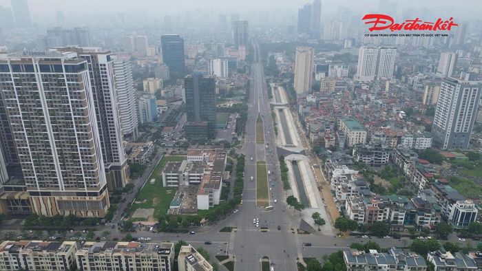 Đường Xuân Tảo là một trong những trục giao thông quan trọng phía Tây Bắc Hà Nội, kết nối khu Ngoại giao đoàn, khu đô thị Tây Hồ Tây với đường Hoàng Quốc Việt. Tuyến đường dài khoảng 2,4 km, rộng 8 làn xe và được đưa vào khai thác từ cuối năm 2019, góp phần giảm tải cho nhiều tuyến đường trong khu vực.