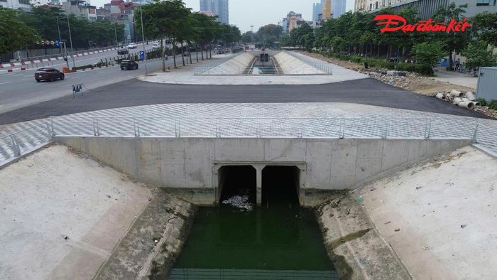 Theo ghi nhận của PV Báo Đại đoàn kết, đến nay phần lớn các hạng mục của dự án đã cơ bản hoàn thành. Hệ thống kè và mương thoát nước được xây dựng đồng bộ với quy mô lớn, bảo đảm khả năng thu gom và dẫn nước khi xảy ra mưa lớn.