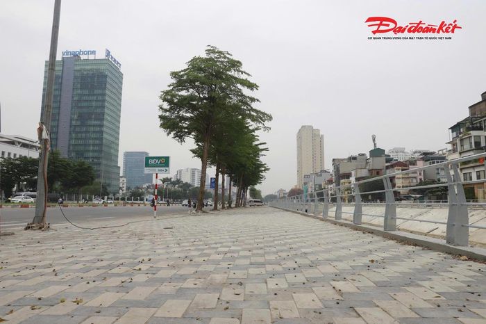 Song song với việc xây dựng tuyến mương, vỉa hè dọc tuyến cũng được cải tạo, lát đá mới đồng bộ, góp phần tạo cảnh quan đô thị khang trang.