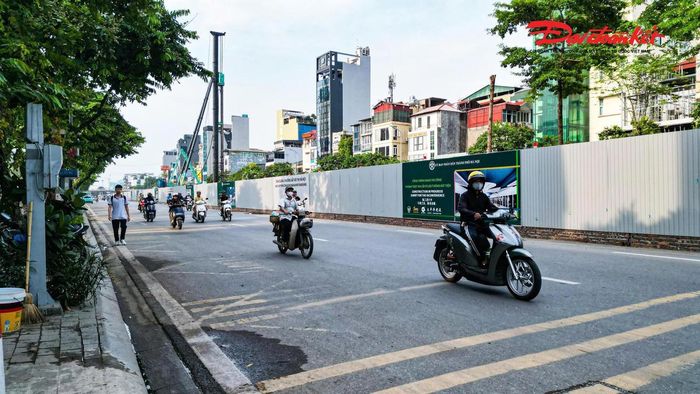 Hệ thống rào tôn kiên cố được lắp đặt dọc tuyến nhằm tách biệt hoàn toàn khu vực thi công với phần đường dành cho các phương tiện lưu thông, bảo đảm an toàn trong suốt quá trình triển khai dự án.