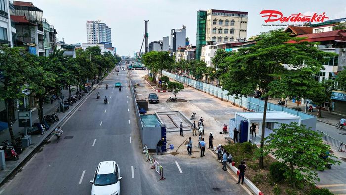 Theo phương án được phê duyệt, phạm vi rào chắn có bề rộng từ 20-40m. Bên trong công trường, đơn vị thi công đang triển khai nhiều hạng mục, tập kết vật tư, huy động máy móc và thiết bị chuyên dụng để phục vụ thi công phần ngầm của nhà ga.
