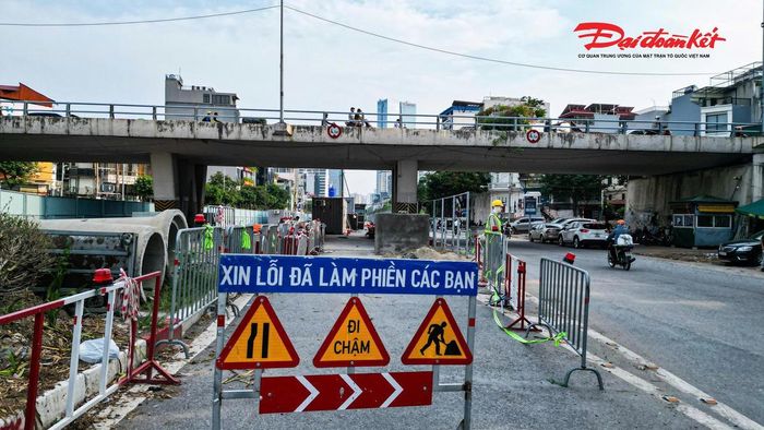 Để hạn chế ùn tắc, lực lượng chức năng đã điều chỉnh tổ chức giao thông tại khu vực, bổ sung biển báo, đèn tín hiệu và thực hiện phân luồng phương tiện qua khu vực công trường.