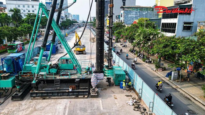 Ghi nhận thực tế cho thấy, xe cẩu, cùng các thiết bị phục vụ thi công đã có mặt tại hiện trường. Hàng chục công nhân làm việc liên tục để hoàn thiện các hạng mục chuẩn bị, sẵn sàng cho quá trình thi công kết cấu ngầm.