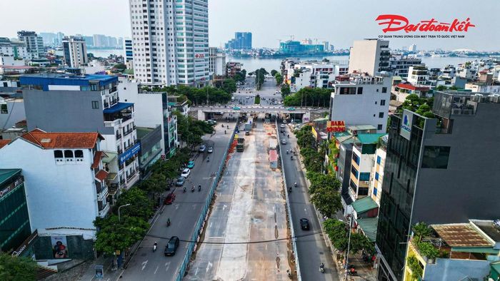 Sau khi công trường được thiết lập, mặt đường Văn Cao bị thu hẹp đáng kể. Hướng từ Văn Cao đi Nguyễn Chí Thanh còn khoảng 3 làn xe lưu thông, trong khi chiều từ Nguyễn Chí Thanh đi Hồ Tây còn khoảng 2 làn xe.