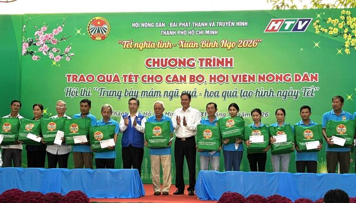 Lãnh đạo TP Hồ Chí Minh trao quà cho các hội viên nông dân thành phố. Ảnh: Q.Đ.