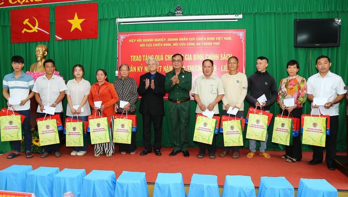 Hội CCB TP Hồ Chí Minh và các mạnh thường quân tặng quà cho thân nhân các Mẹ Việt Nam Anh hùng, gia đình chính sách trên địa bàn thành phố. Ảnh: NH