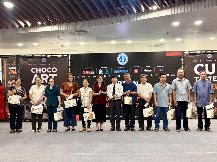 Trong khuôn khổ chương trình cũng đã tặng 40 phần quà, trị giá 30 triệu đồng cho các gia đình chính sách, hướng đến 79 năm Ngày Thương binh liệt sĩ (27/7/1947 - 27/7/2026). Ảnh: Nguyễn Tú.