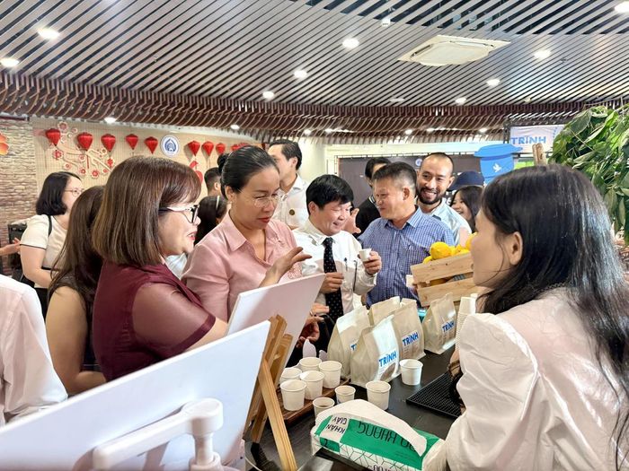 Các đại biểu trải nghiệm cà phê tại chương trình. Ảnh: Nguyễn Tú.