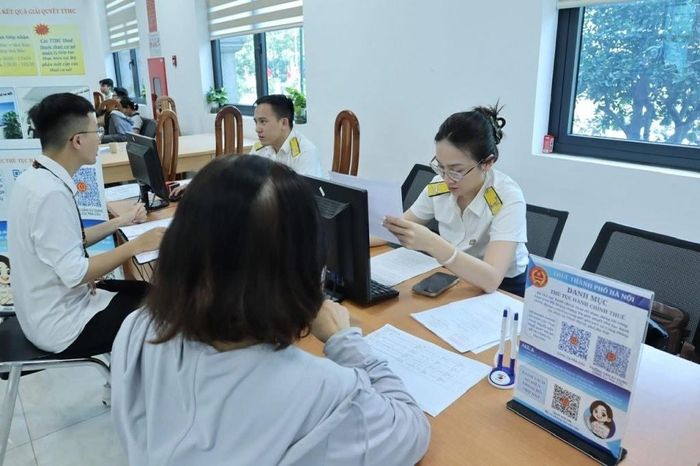 Cán bộ Thuế TP Hải Phòng hỗ trợ người dân làm thủ tục nộp thuế. Ảnh: TK.