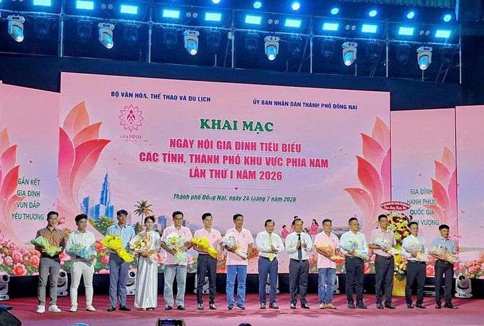 Đại diện các gia đình tiêu biểu nhận hoa chúc mừng của Bao tổ chức. Ảnh: S.X