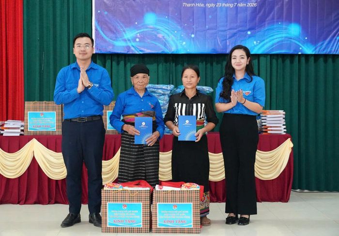 Bí thư Đoàn TNCS Hồ Chí Minh MTTQ, các đoàn thể Trung ương Nguyễn Nhất Linh trao quà cho các hộ gia đình.