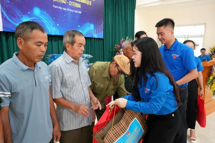 Các đại biểu trao quà cho các hộ gia đình.