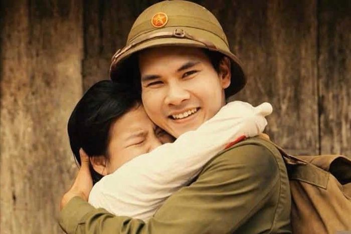 Nhóm phục dựng ảnh TeamLee cũng dành tặng bà Lệ bức ảnh liệt sĩ Quên đang ôm vợ vào lòng trong giây phút hội ngộ. Đó là khoảnh khắc chưa từng được lưu giữ ngoài đời thực. Chiến tranh đã khiến hai người phải chia xa khi tuổi đời còn rất trẻ. Gần sáu thập kỷ sau, cảnh đoàn tụ được tái hiện bằng công nghệ và tình cảm của những người thực hiện. Ảnh: Team Lee.