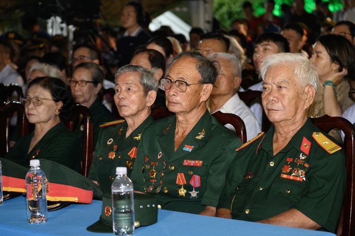 Các cựu chiến binh từ nhóm Biệt Động Sài Gòn - Gia Định chứng kiến giây phút xúc động khi thân nhân nhận di ảnh liệt sĩ. Ông Nguyễn Văn Sang (sinh năm 1949), chiến sĩ chiến đấu đơn vị cụm 679, tham gia đánh trận mùng 2 Tết Mậu Thân 1968. Ông đánh vào cổng số 5 Bộ Tổng tham mưu Sài Gòn xưa, khi đó ông không nhận lệnh rút quân kịp nên đã bị địch bắt và đưa vào nhà tù Côn Đảo. Trong giây phút cam go, ông tận mắt thấy 6 đồng đội hy sinh nhưng chưa biết chôn cất ở đâu. "Tôi đến công viên này thắp hương, mong tìm lại được đồng đội xương máu năm xưa", ông nói.