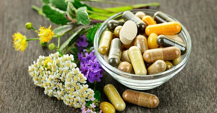 Một số loại thảo dược đã được ghi nhận có thể gây tổn thương gan. Ảnh: Foodmanufacture. 