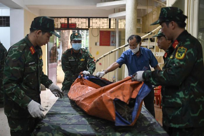 Lòng mong mỏi tìm lại đồng đội, ông Bản xin phép Bộ Tư lệnh TP.HCM được tình nguyện hỗ trợ tại công viên Lê Thị Riêng. Ảnh: Duy Hiệu.