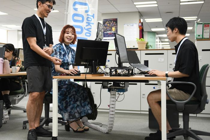 Khi nhiệt độ liên tục lập kỷ lục, Tokyo quyết định cho công chức mặc quần ngắn đến văn phòng.