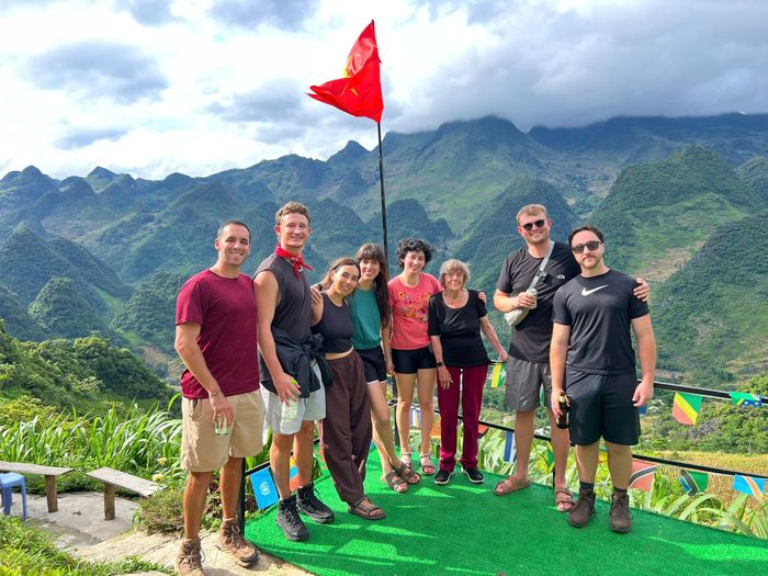  Một mình đến từ Hà Lan, bà Annemarie chọn tour ghép khi khám phá Hà Giang, gặp gỡ những người bạn mới. 