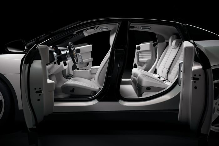  Nội thất của chiếc Ferrari Luce đầu tiên sử dụng da Le Mans màu Perla, một chất liệu độc quyền được phát triển cho chương trình Ferrari Tailor Made và được làm từ những tấm da Thụy Sĩ được lựa chọn kỹ lưỡng. 