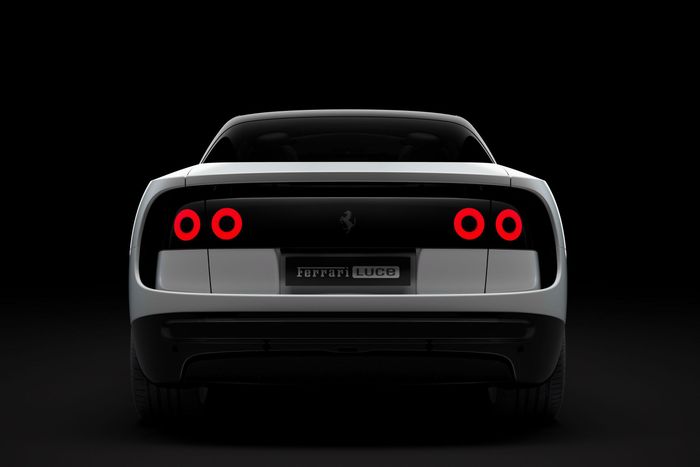  Cụm đèn hậu của mẫu EV này có dạng panel lấy cảm hứng từ các siêu xe Ferrari 360 Modena hay 458 Italia. Cánh gió khí động học phía sau được thiết kế "floating" (nổi). 