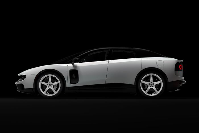 Nước sơn sở hữu một loại sắc tố đặc biệt do Ferrari Tailor Made sản xuất, có khả năng tạo ra những phản chiếu óng ánh chuyển từ màu xanh lá cây sang màu tím tùy thuộc vào cường độ và góc độ ánh sáng. 