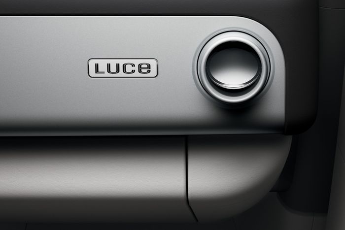  Mặc dù là một mẫu xe điện, khối lượng của Ferrari Luce chỉ vào khoảng 2.260 kg, cho ra khả năng tăng tốc 0-100 km/h chỉ trong 2,5 giây, trước khi đạt tốc độ tối đa hơn 310 km/h. 