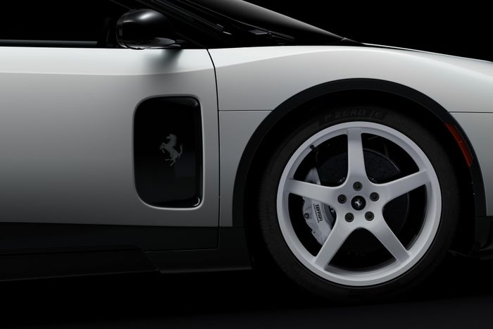  Ferrari trang bị cho mẫu xe điện này bộ mâm 5 chấu sơn trắng, kích thước 22 inch ở cầu trước và 23 inch ở cầu sau. Kết hợp với thiết kế này là cụm phanh bespoke sơn trắng và logo "Prancing Horse" màu trắng trang trí phía sau hốc bánh trước. 
