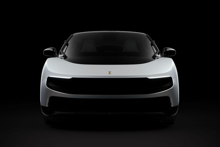  Ngoại thất của siêu xe Ferrari Luce đầu tiên được định hình bởi lớp sơn trắng Madreperla Semi-Gloss độc quyền, giữ được độ sâu và độ bóng của hiệu ứng ngọc trai đồng thời tạo ra sự cân bằng tinh tế giữa bề mặt bóng và nhám. 