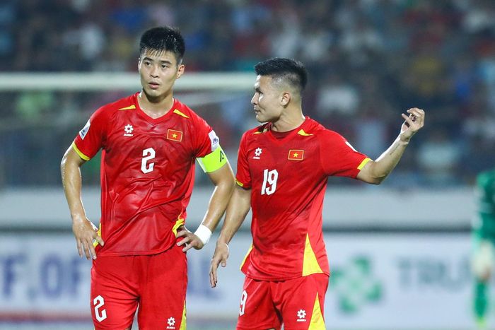  Tuyển Việt Nam thiếu đội trưởng Duy Mạnh (trái) nên vai trò này tại ASEAN Cup 2026 nhường cho Quang Hải (phải). Ảnh: Minh Chiến. 