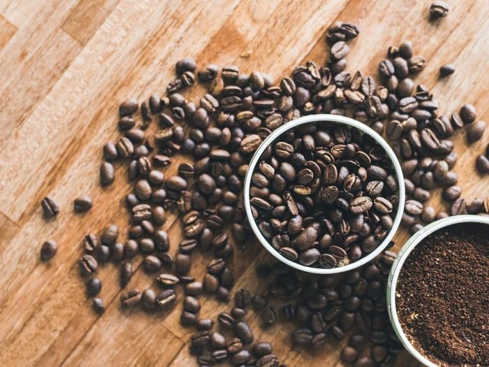 Hạt cà phê mới rang có tác dụng khử mùi rất hiệu quả. Ảnh minh họa: H.T.