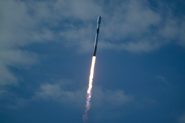 Tên lửa SpaceX Falcon 9 mang theo phương tiện robot Mission Robotic Vehicle (MV) và ba tàu vũ trụ Mission Extension Pods cất cánh tại Trạm Không gian Cape Canaveral (Mỹ) ngày 21/7. Ảnh: Shutterstock.