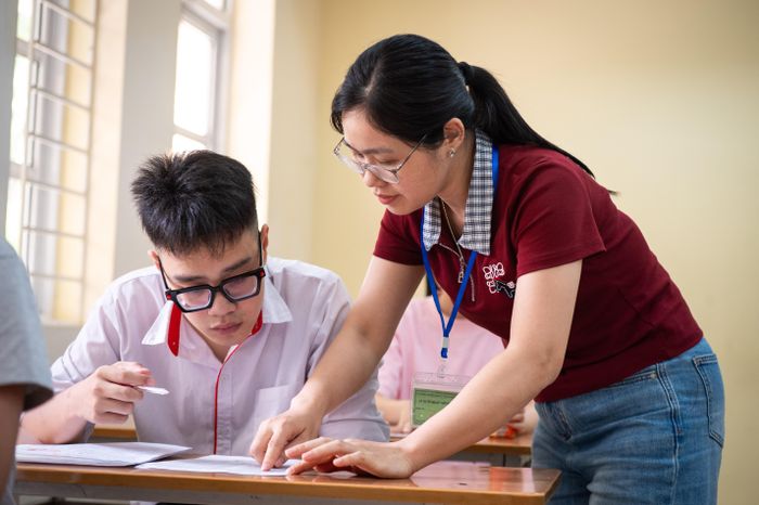Giáo viên làm công tác coi thi tại kỳ thi tốt nghiệp THPT 2026. Ảnh: Đinh Hà.