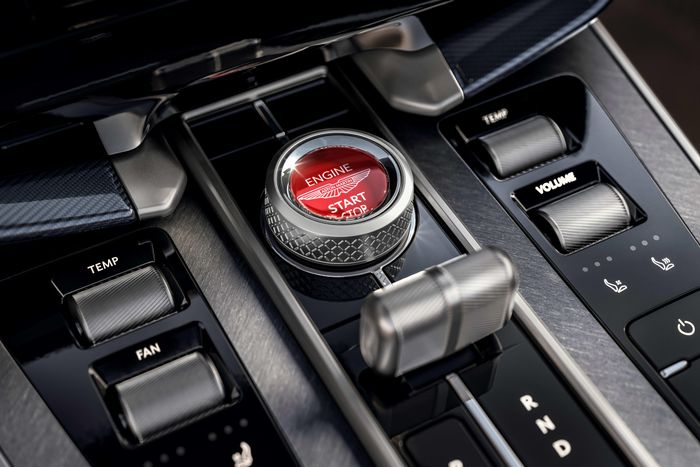  Điểm nhấn của khoang lái chính là núm xoay Start/Stop được hoàn thiện màu bạc Satin Silver với nền đỏ nổi bật, vốn là sự tri ân đối với chiếc Vanquish nguyên bản. 