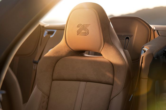  Ghế của Aston Martin Vanquish 25 được bọc da Semi-Aniline cao cấp cùng chất liệu Alcantara, kết hợp 3 tùy chọn màu sắc gồm đen Onyx Black, nâu Oxford Tan và xám Phantom Grey. Tựa đầu được trang trí với họa tiết "25" độc quyền. 