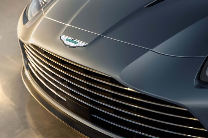  Dựa trên cấu hình ra mắt lần đầu vào năm 2001, Aston Martin Vanquish 25 sở hữu màu sơn bạc Q Skye Silver. Các chi tiết bằng thép không gỉ đặc trưng được thiết kế riêng tạo nên cảm giác chính xác và chuyển động xuyên suốt thân xe. 
