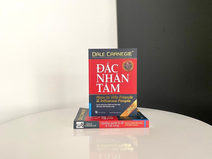  Sách Đắc nhân tâm của Dale Carnegie. 