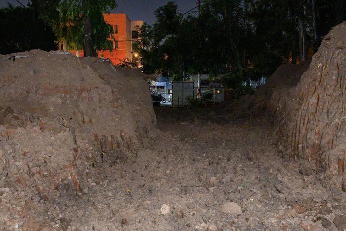 Vị trí hố chôn thứ 2 cách rãnh mộ đầu tiên khoảng 50 m. Ảnh: Hoài Bảo.
