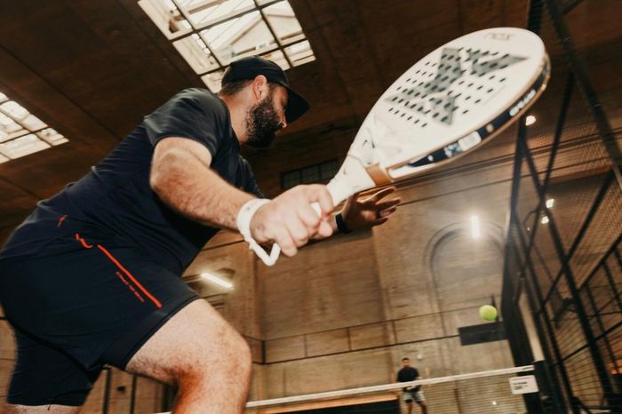  Thành viên Ballers phải trả 110-457 USD mỗi tháng để chơi padel trong một nhà máy điện cũ. Ảnh: Christaan Felber.