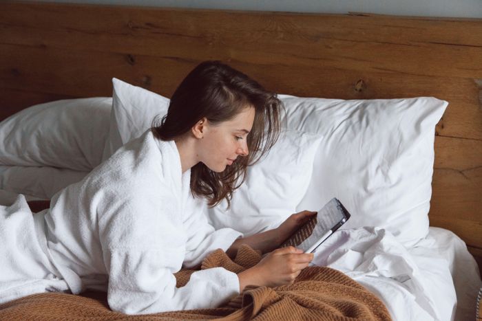 Du khách nghỉ ngơi trong phòng khách sạn. Ảnh: Roman Odintsov/Pexels.