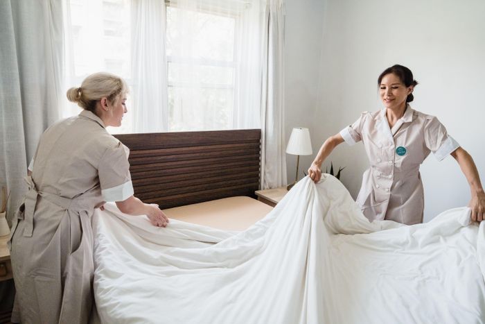 Nhân viên buồng phòng dọn phòng khách sạn. Ảnh: Liliana Drew/Pexels.