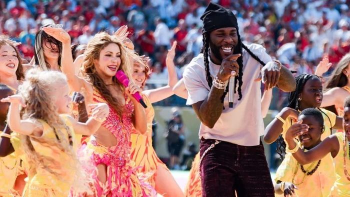 Eseniia Mikheeva nhảy cạnh Shakira và dàn vũ công nhí tại chương trình Halftime Show đầu tiên trong lịch sử FIFA World Cup. Ảnh: GTRES.