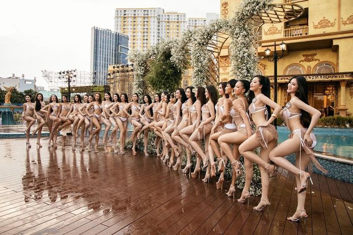 30 thí sinh tham gia phần thi Best in Swimsuit