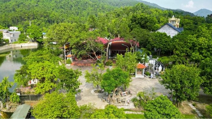 Toàn ảnh đền Chân Suối