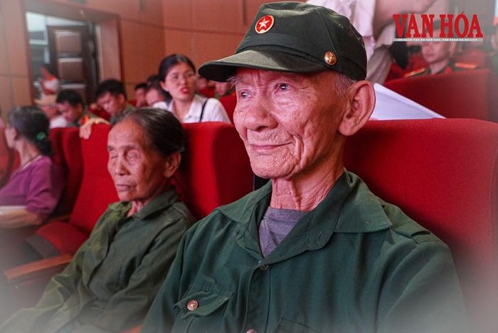 Cựu binh Lê Văn Phước xúc động như sống lại những năm tháng ông bị giam cầm, tra tấn ở nhà tù Phú Quốc khi xem những phân cảnh trong phim "Thanh âm vượt đại dương"