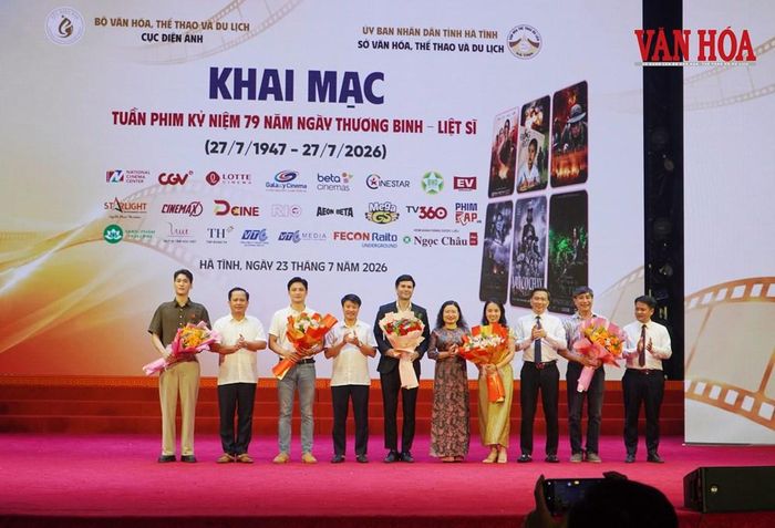 Lãnh đạo Cục Điện ảnh, lãnh đạo tỉnh Hà Tĩnh, Sở VHTTDL Hà Tĩnh tặng hoa chúc mừng đoàn phim "Thanh âm vượt đại dương"