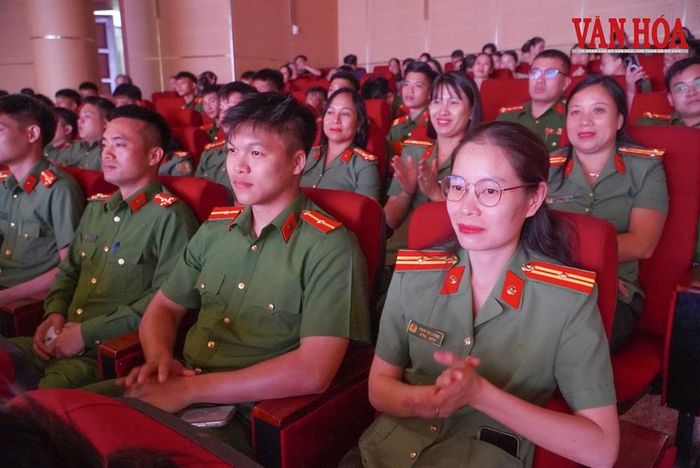 Khán giả theo dõi phim “Thanh âm vượt đại dương”